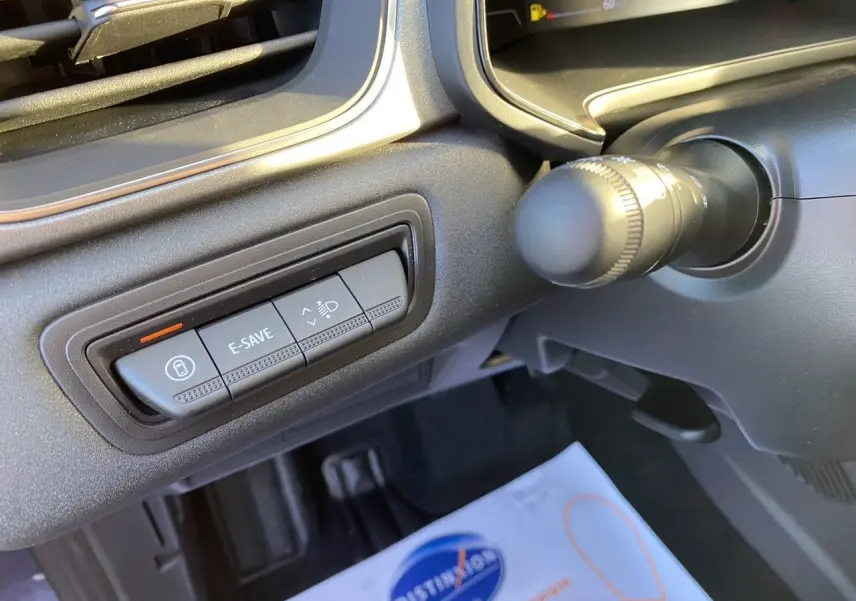 Gros plan sur les commandes situées à gauche du volant dans l’habitacle du Renault Captur hybride 2025.