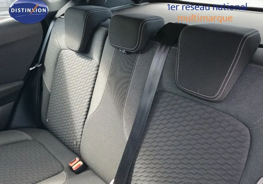 Vue rapprochée des sièges arrière gris foncé avec appuie-têtes et ceinture de sécurité du Ford Puma 2023.