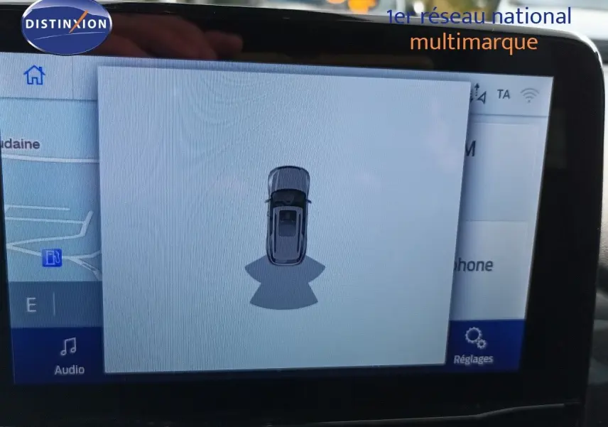 Écran intérieur montrant l'interface de détection de proximité du Ford Puma gris foncé métallisé, vue de dessus virtuelle.