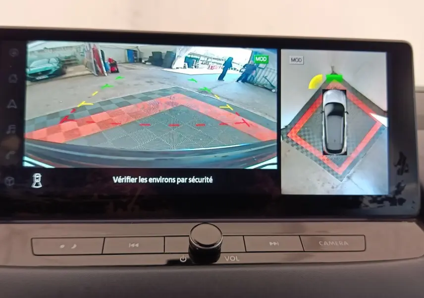 Écran tactile du Nissan Qashqai Tekna 2023 montrant la caméra de recul et la vue à 360° en stationnement.