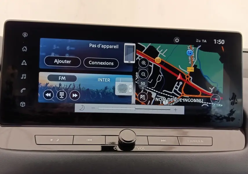 Écran tactile central du Nissan Qashqai Tekna 2023 affichant navigation 3D et options multimédias.