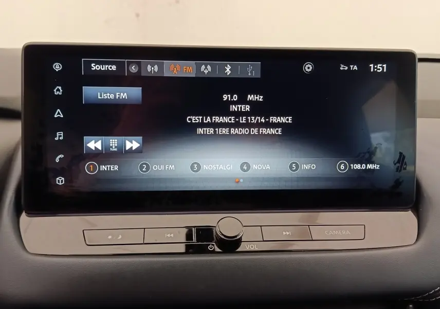 Écran tactile central du Nissan Qashqai Tekna 2023 affichant la radio FM avec commandes intégrées.