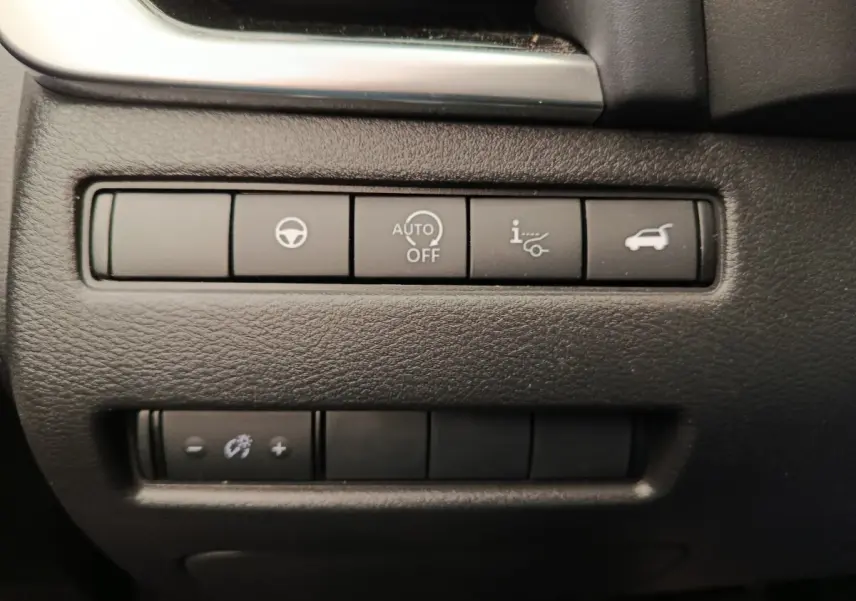 Gros plan sur les boutons de commande noirs du tableau de bord du Nissan Qashqai 2023, finition Tekna.