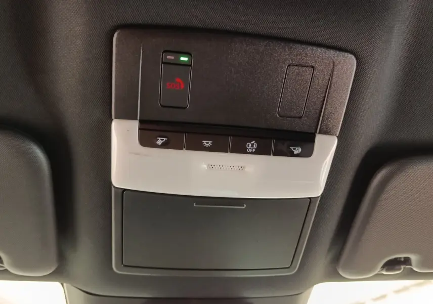 Vue intérieure du plafonnier noir avec commandes d’éclairage et bouton SOS du Nissan Qashqai 2023 Tekna.
