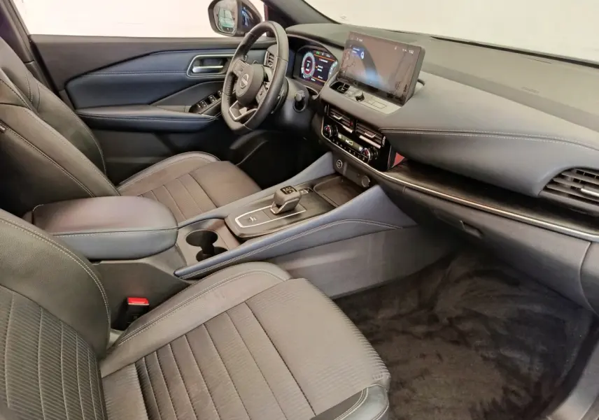 Intérieur noir du Nissan Qashqai 1.3 MHEV 158ch Tekna, vue côté conducteur avec tableau de bord digital et écran tactile.