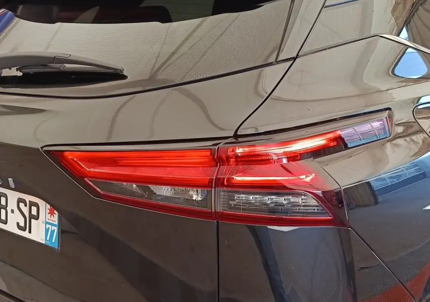 Feu arrière droit allumé d’un Nissan Qashqai noir 2023, vue rapprochée sur la partie arrière côté droit.