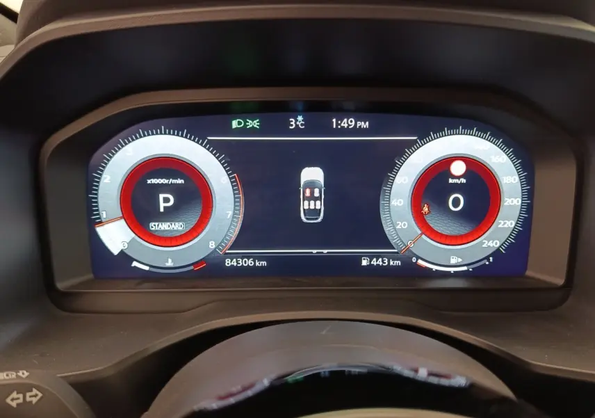 Combiné d'instruments numérique du Nissan Qashqai 2023 affichant vitesse, régime et état des portes ouvertes.