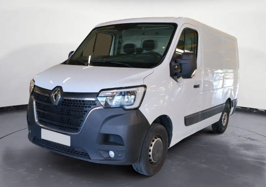 Vue 3/4 avant droit d’un Renault Master blanc 2023 avec pare-chocs noir et grandes surfaces vitrées sur portière.
