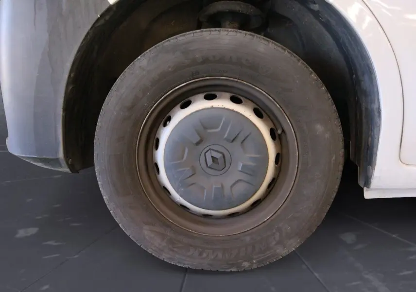 Gros plan sur la roue avant droite blanche d’un Renault Master 2023, avec jante acier et logo Renault central.