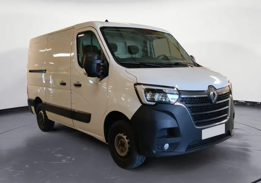 Vue 3/4 avant d’un Renault Master blanc avec pare-chocs noirs et cabine utilitaire, sur fond neutre intérieur.
