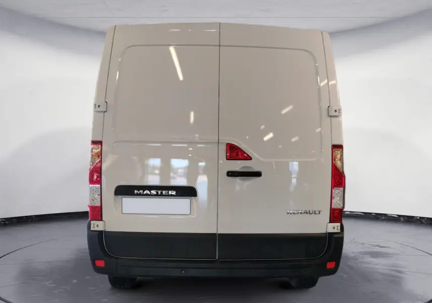 Vue arrière d’un Renault Master blanc 2023 avec portes battantes et logo visible sur fond neutre.