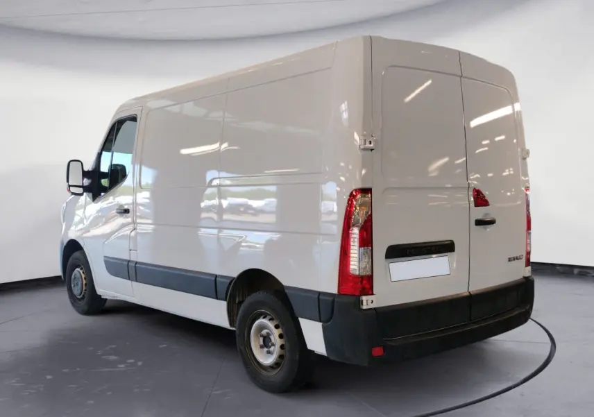Vue 3/4 arrière droite d’un utilitaire Renault Master blanc avec portes arrière battantes et protections noires.