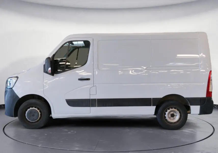 Vue latérale côté gauche d’un utilitaire Renault Master blanc L1H1 avec bande noire basse et porte coulissante fermée.