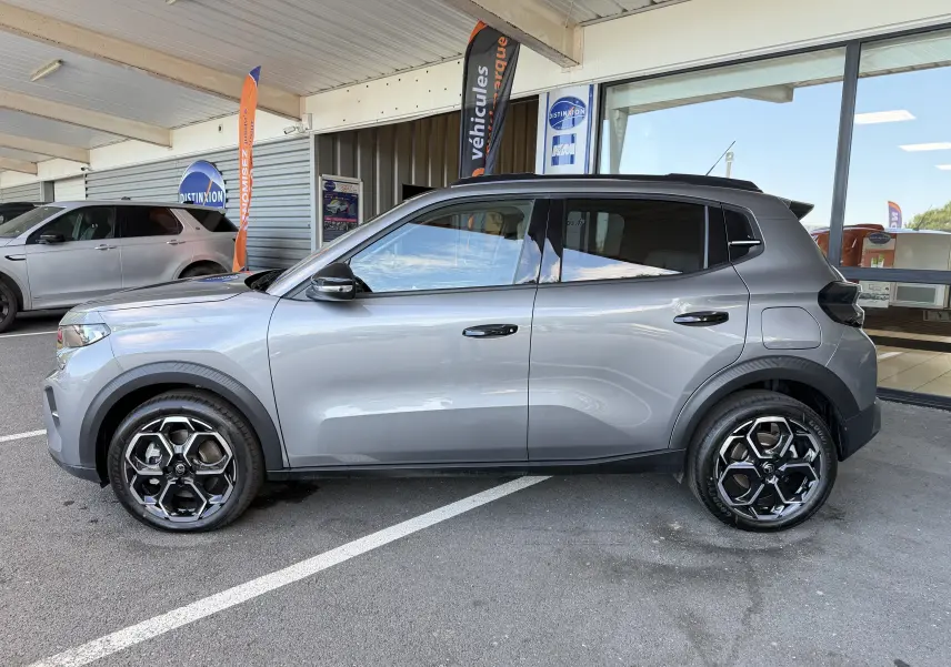 Vue latérale droite du Citroën E-C3 113 MAX gris Mercury avec jantes alliage 17 pouces et vitres arrière surteintées.