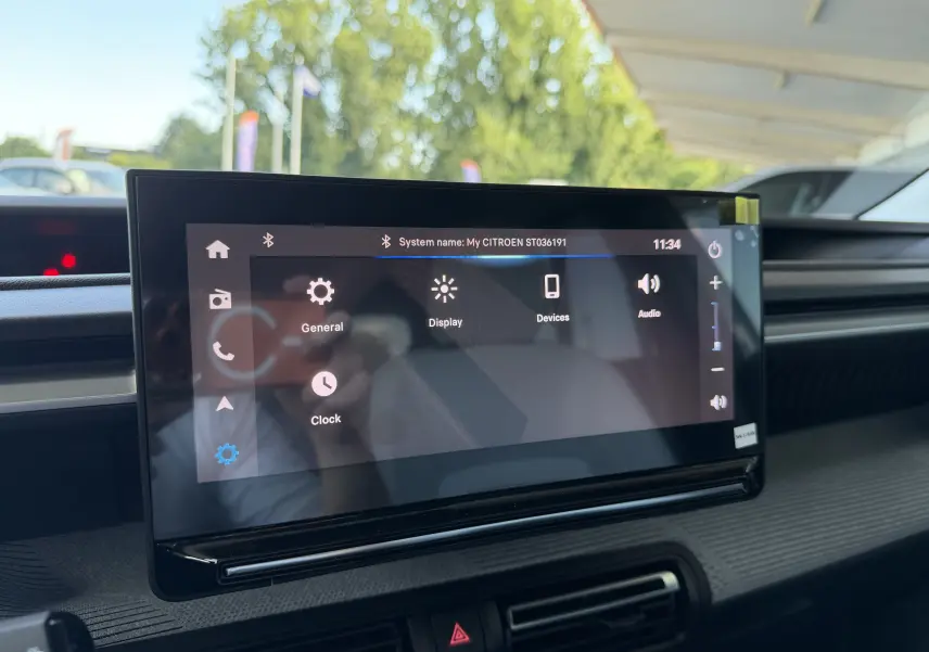 Écran tactile central de la Citroën C3 E-C3 113 MAX 2025 affichant le menu des réglages, intérieur gris et noir.