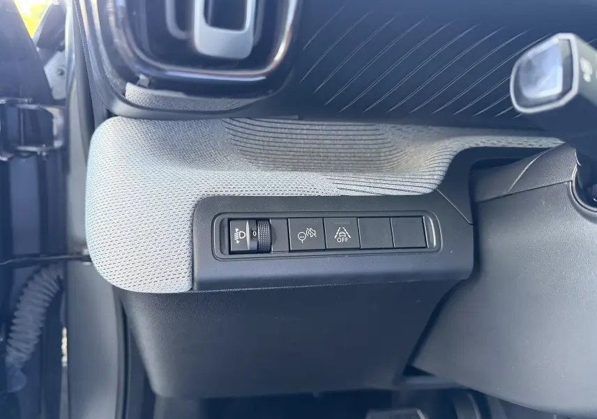 Détail des commandes côté gauche du tableau de bord gris clair et noir de la Citroën C3 E-C3 113 MAX 2025.