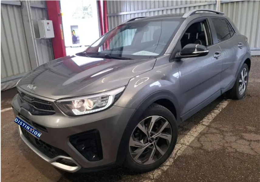 KIA STONIC 2024 gris météore en vue 3/4 avant droit, avec jantes alliage et calandre GT Line distinctive.