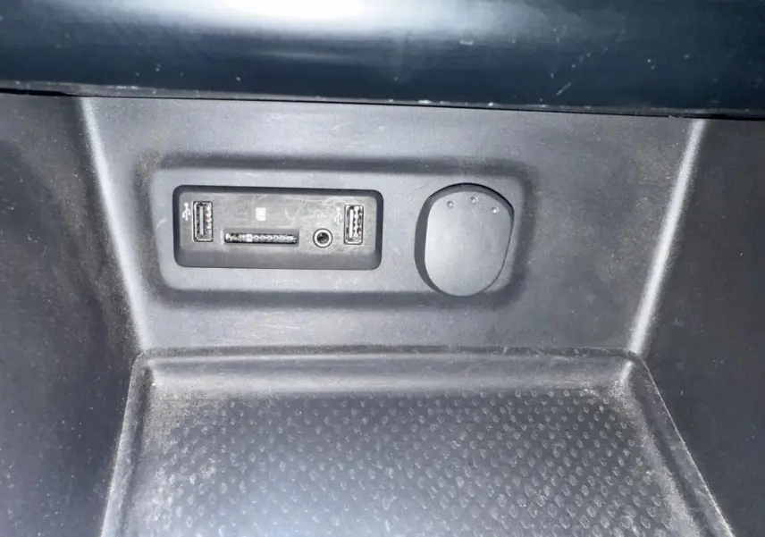 Prise USB et prise 12V dans la console centrale d'une Renault Mégane IV gris clair, version Intens 2016.