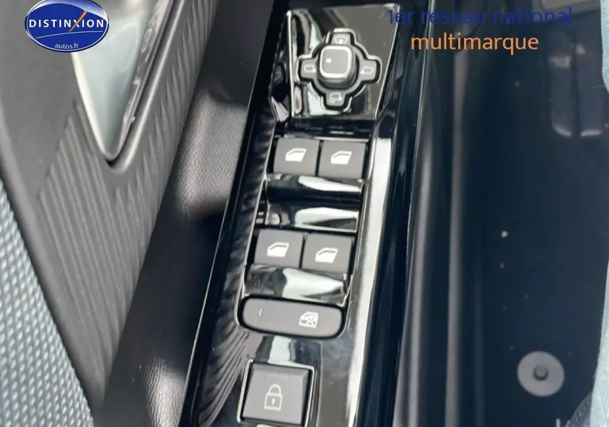 Gros plan sur les commandes de lève-vitres et verrouillage sur la porte côté conducteur du Citroën C5 Aircross gris 2026.