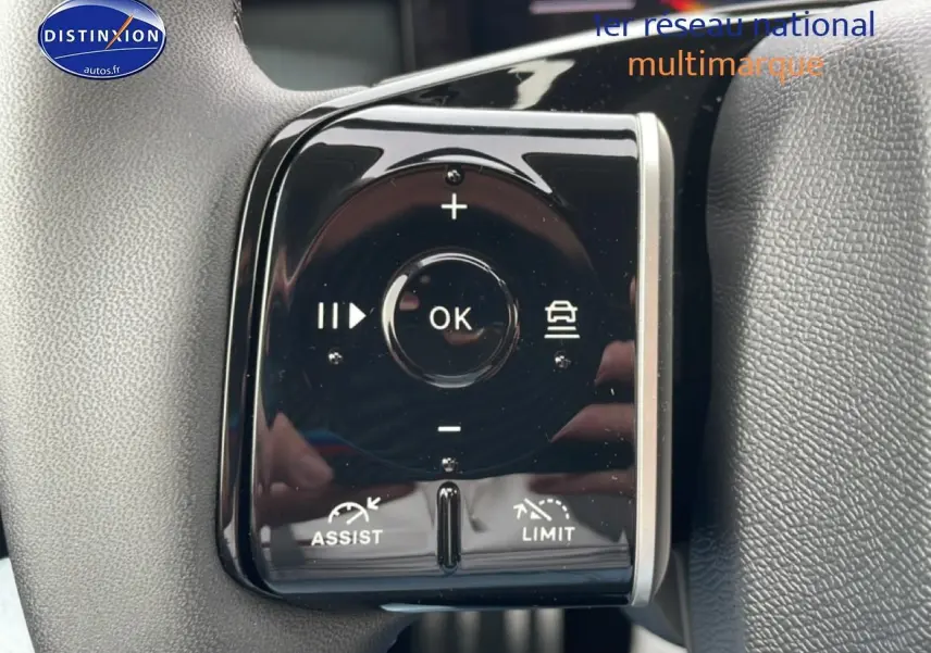 Gros plan sur les commandes noires du volant multifonction du Citroën C5 Aircross gris, version hybride 2026.