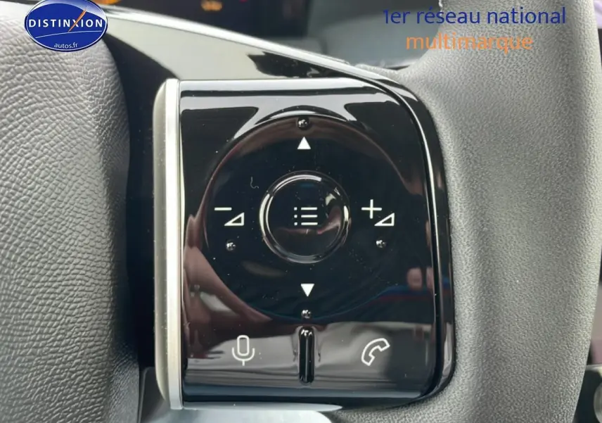 Gros plan sur les commandes vocales et téléphone au volant noir du Citroën C5 Aircross gris 2026.