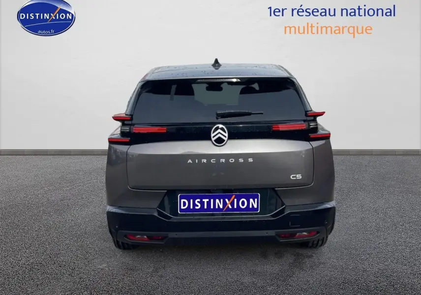 Vue arrière d'un Citroën C5 Aircross gris 2026 avec feux arrière LED et lunette arrière surteintée.