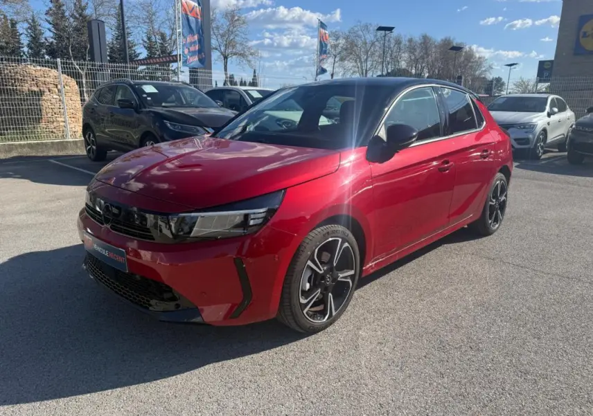 Opel Corsa 2025 rouge vue 3/4 avant droit, toit noir, jantes alliage noires et détails sportifs visibles.