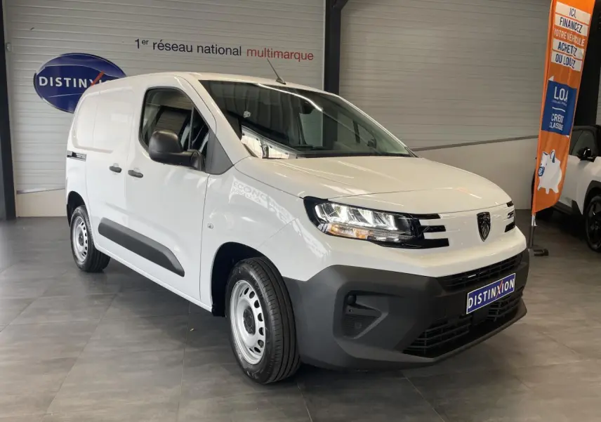 Peugeot Partner blanc en fourgon, vue 3/4 avant droit, avec jantes tôle grises et pare-chocs noirs.