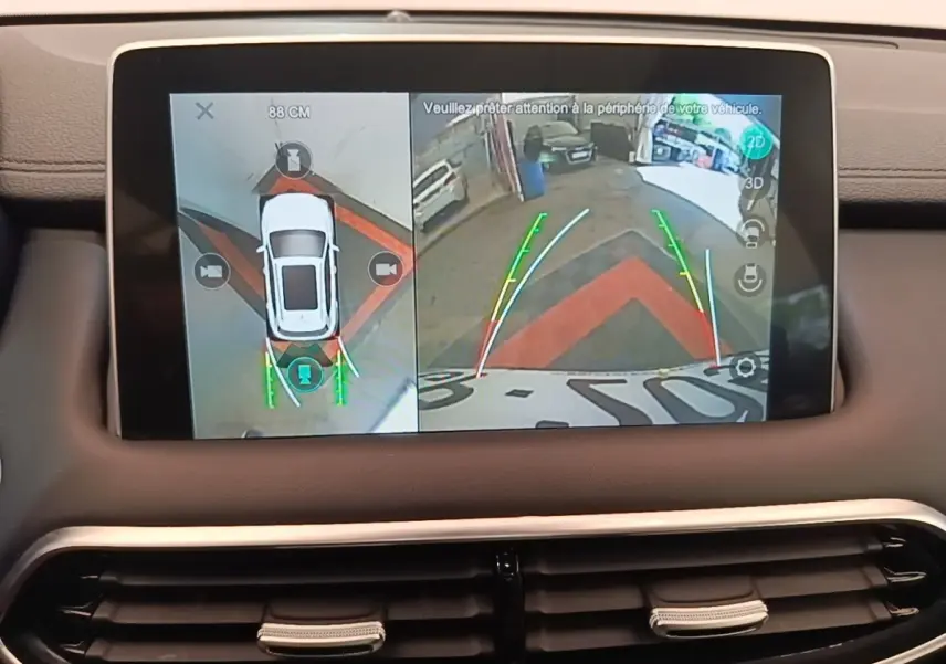 Écran tactile intérieur montrant la caméra 360° et l'aide au stationnement du MG Motor EHS blanc en vue arrière.