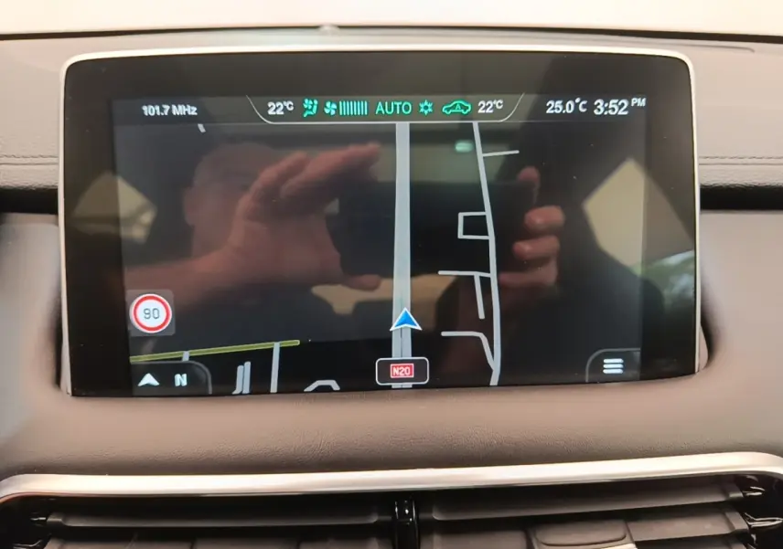 Écran tactile central du tableau de bord du MG Motor EHS 2023 affichant la navigation GPS en intérieur beige.