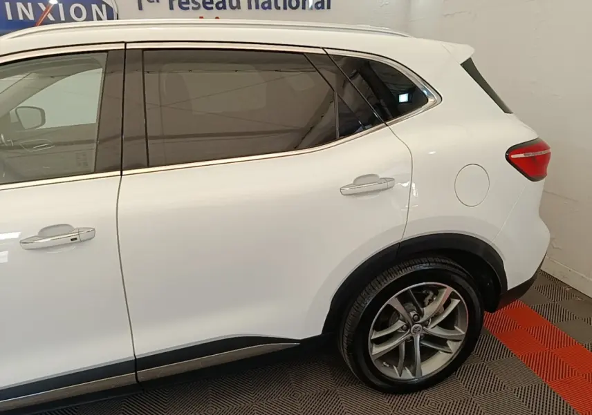 Vue latérale droite du MG MOTOR EHS blanc 2023, mettant en valeur les jantes alliage et les vitres teintées.