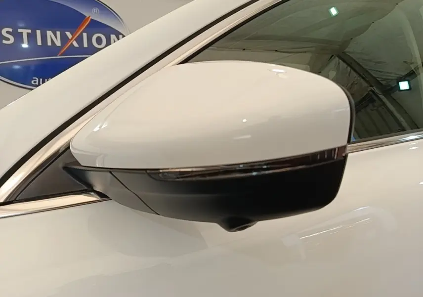 Rétroviseur droit blanc et noir du MG MOTOR EHS 1.5T GDI PHEV Luxury 2023, vue rapprochée en intérieur showroom.