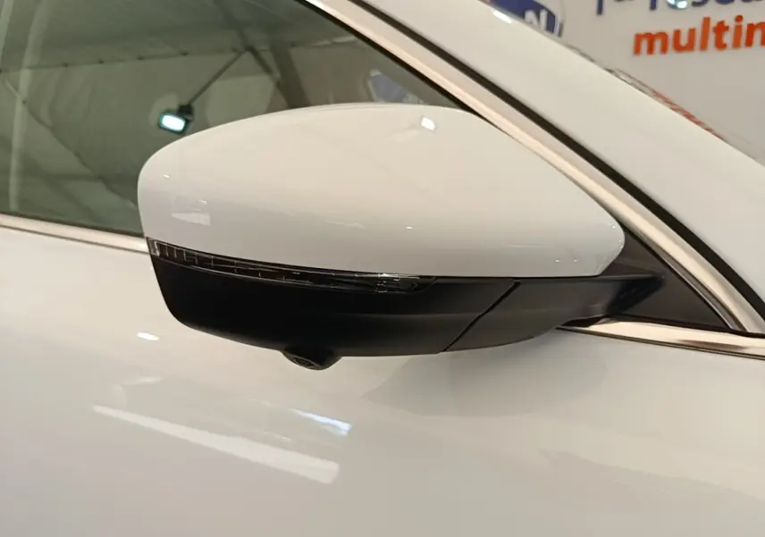 Rétroviseur droit blanc avec clignotant intégré et caméra sous le miroir sur MG Motor EHS hybride 2023.