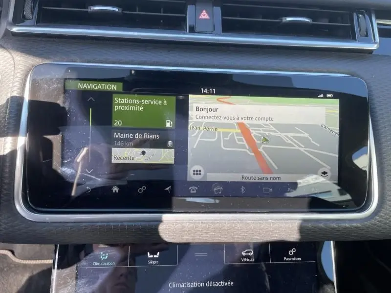 Écran tactile central du Range Rover Velar 2020 gris métal montrant la navigation et options connectées.