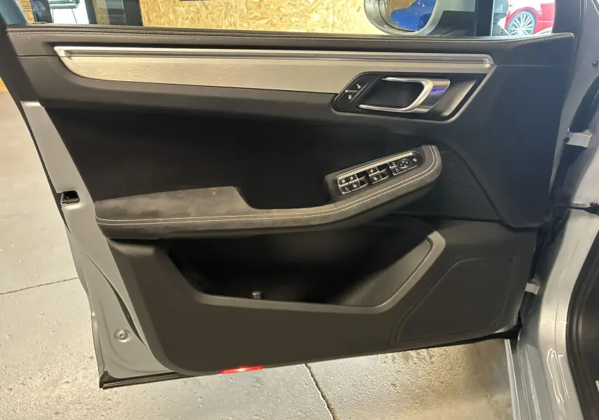 Porte avant gauche ouverte du Porsche Macan 3.0 360 GTS 2017, intérieur noir avec garnitures aluminium et commandes fenêtres.