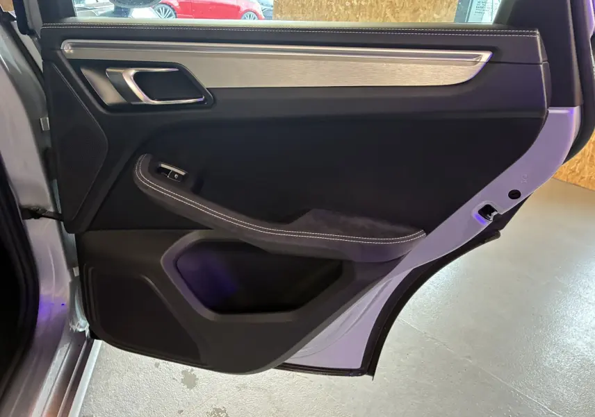 Vue intérieure de la porte arrière droite d'un Porsche Macan GTS 2017 avec garniture noire et insert aluminium brossé