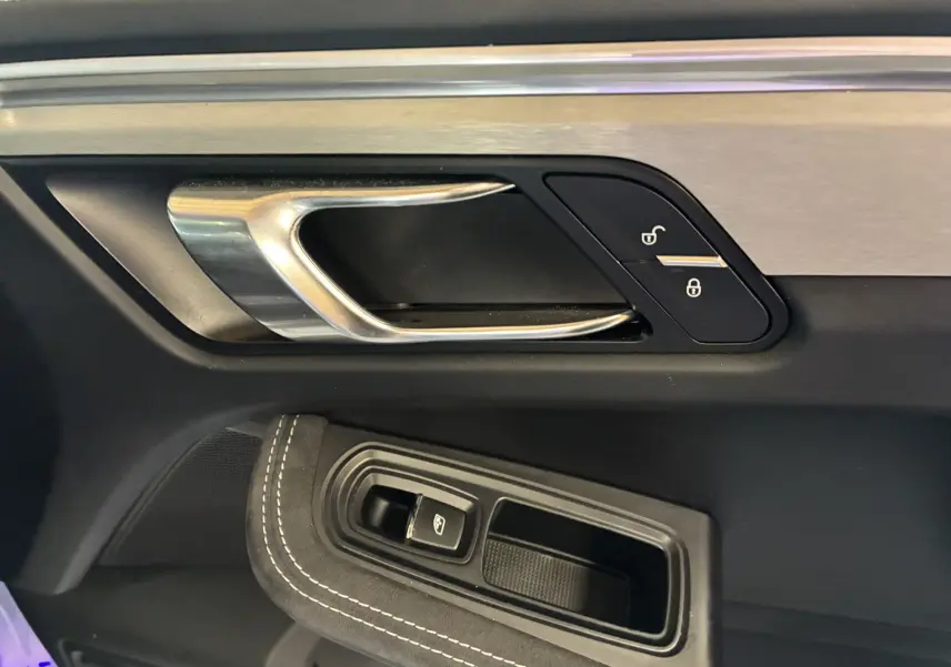 Poignée intérieure côté gauche en aluminium brossé et cuir noir avec commandes de verrouillage et lève-vitre du Porsche Macan GTS 2017.