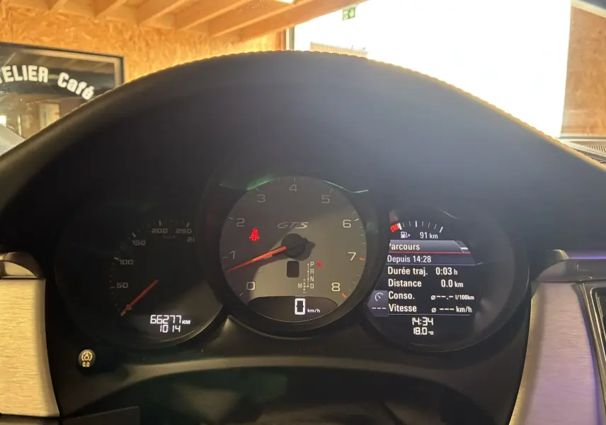 Tableau de bord de Porsche Macan GTS 2017 avec compte-tours central et affichage numérique des informations de trajet.