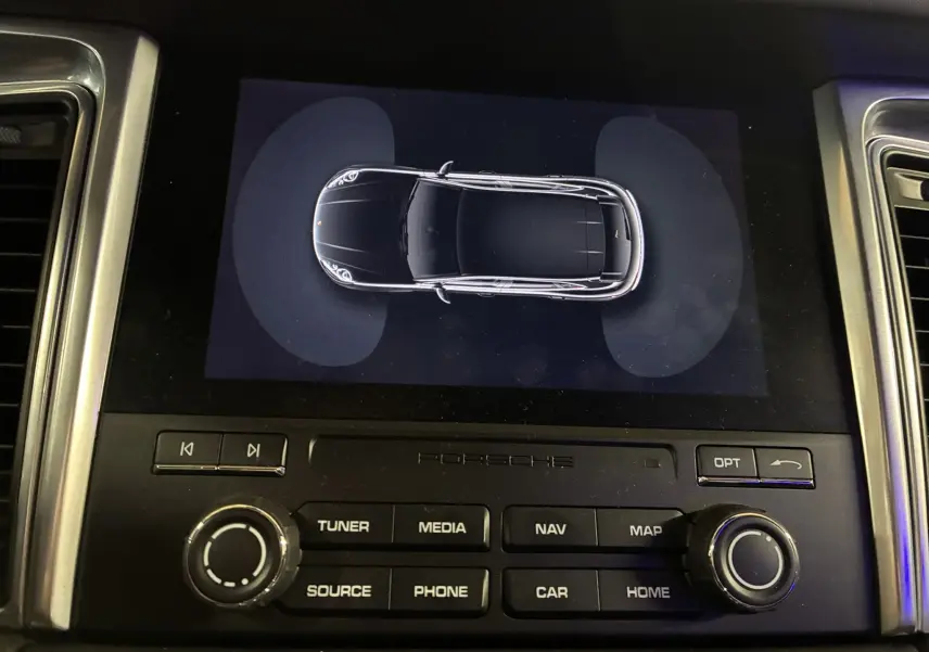 Vue de dessus numérique d'une Porsche Macan GTS noire affichée sur l'écran central du tableau de bord.