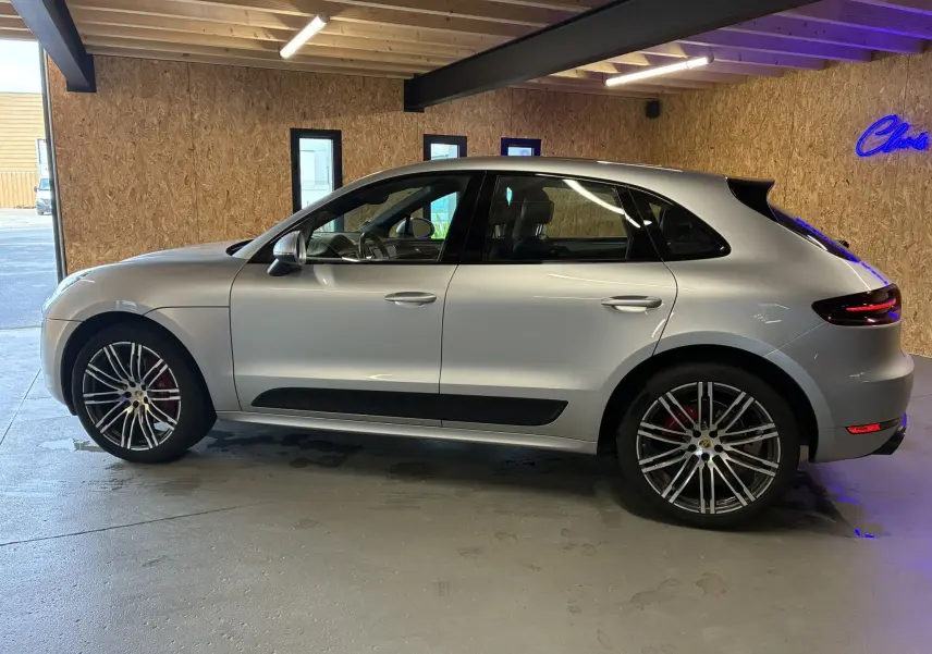 Vue latérale droite d'un Porsche Macan 3.0 360 GTS gris clair avec jantes RS Spyder 20 pouces et étriers rouges.