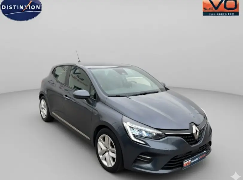 Renault Clio V TCe 90 gris foncé vue 3/4 avant droit, avec phares LED et calandre distinctive Renault.