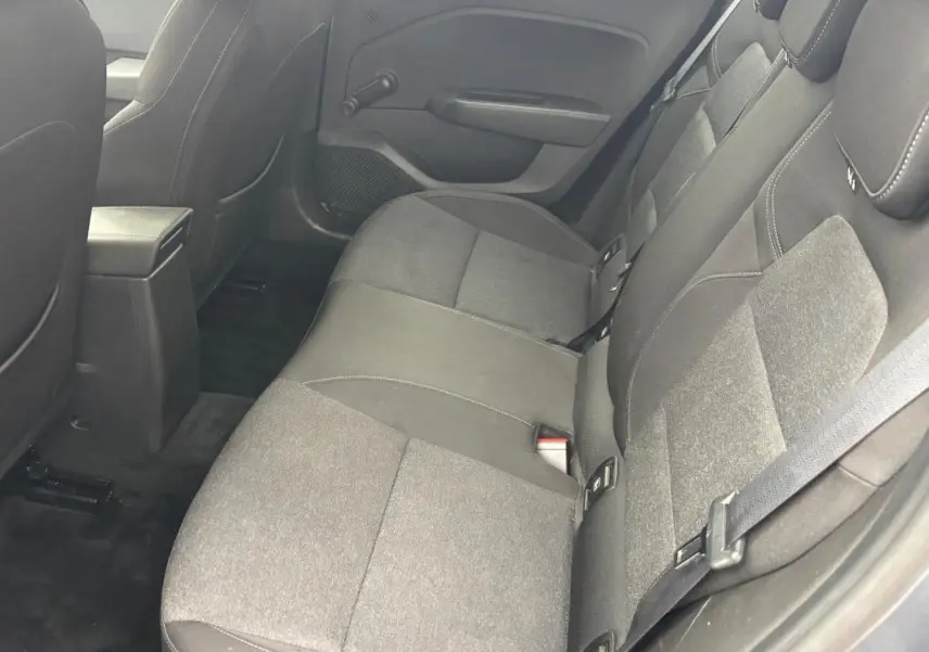 Vue intérieure côté droit des sièges arrière gris foncé de la Renault Clio V TCe 90 Équilibre 2022.