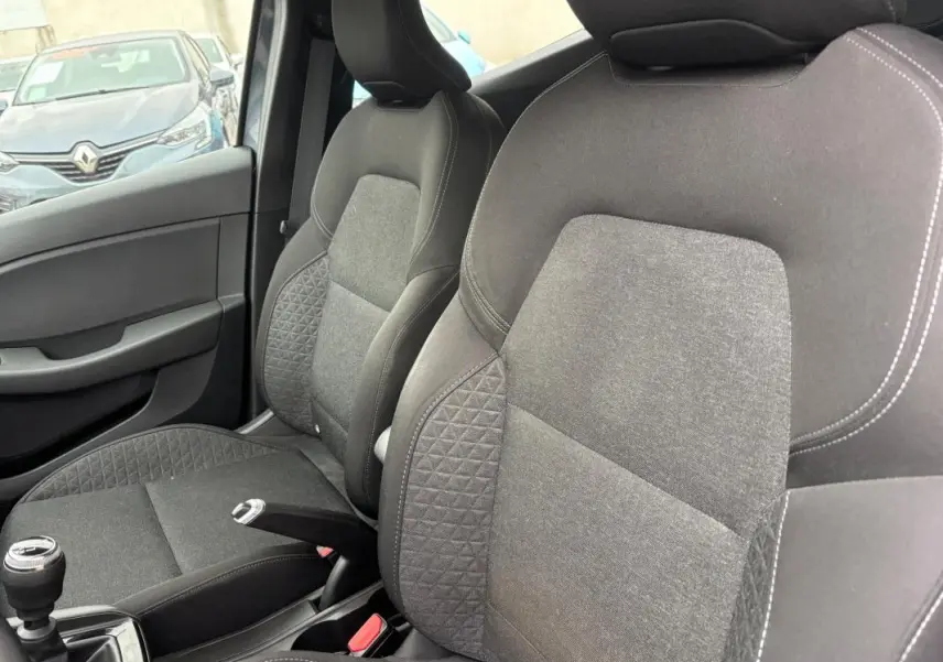 Intérieur de la Renault Clio V TCe 90 Equilibre 2022, vue côté droit sur les sièges tissu gris foncé et levier de vitesse manuel.