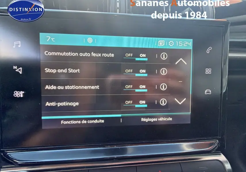 Écran tactile central de la Citroën C3 blanc, affichant les réglages d'aide à la conduite, vue intérieure frontale.