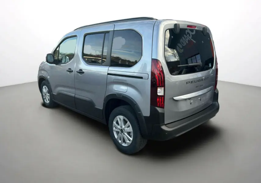 Vue 3/4 arrière droite d’un Peugeot Rifter gris Artense avec vitres arrière surteintées et barres de toit.
