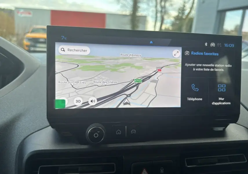 Écran tactile central du Peugeot Rifter 2026 affichant la navigation GPS avec carte et options multimédia.