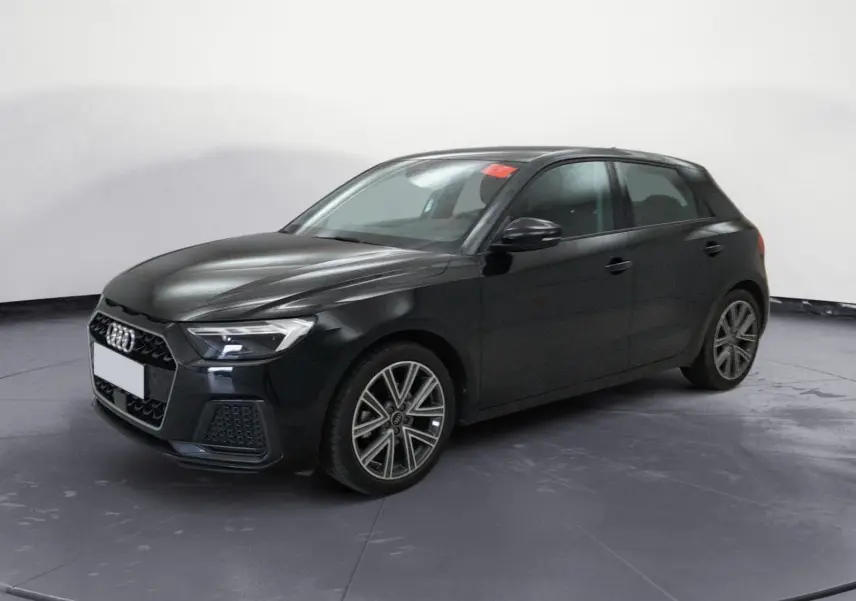 Audi A1 Sportback noir vue 3/4 avant droit, avec jantes alliage et calandre hexagonale distinctive.