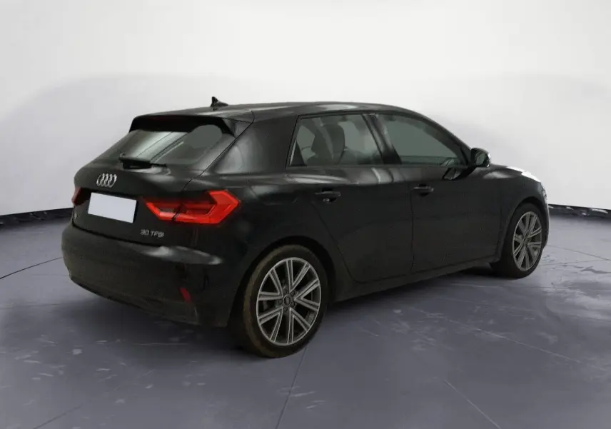 Audi A1 Sportback noir vue 3/4 arrière droit, avec jantes alliage et feux arrière LED distinctifs.