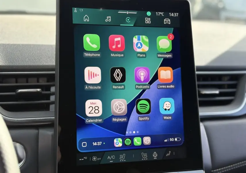 Écran tactile central vertical affichant les applications Apple CarPlay dans l’habitacle du Renault Symbioz 2025.