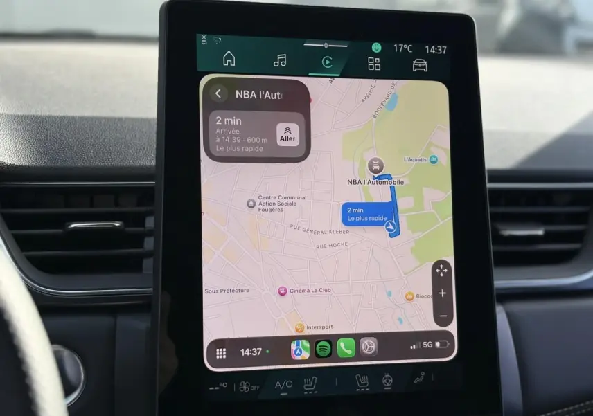 Vue intérieure du tableau de bord de la Renault SYMBIOZ 2025 avec écran tactile affichant la navigation GPS.